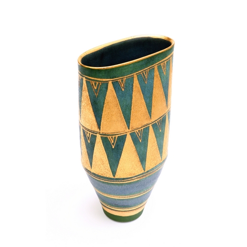 Flattened Vase Med