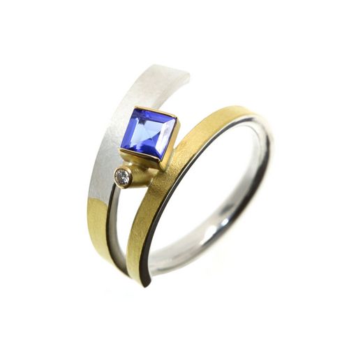 Ring Ribbon with Square Cut Tanzanite