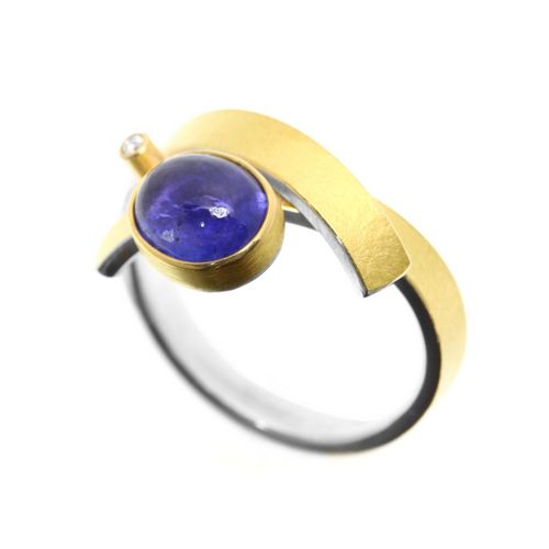 Ring Ribbon with Oval Tanzanite